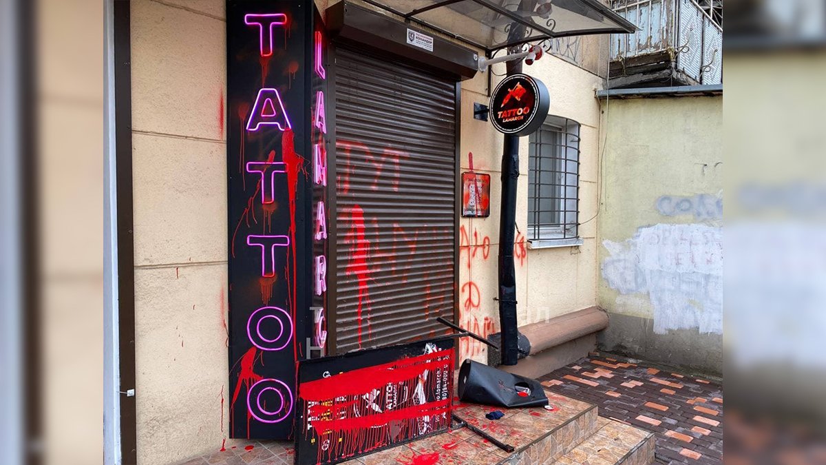 "Тут знущаються з тварин": тату-салон "Ламарч" в Одесі облили фарбою через скандал