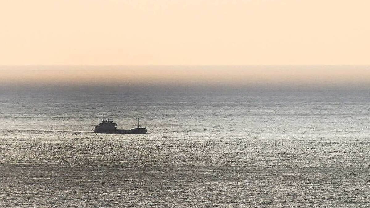 В ФСБ России заявили, что украинское судно «Донбасс» движется к Керченскому проливу