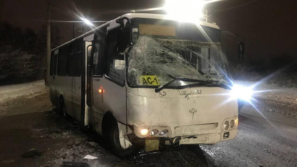 У Луцьку мікроавтобус влетів у маршрутку із пасажирами: є постраждалі