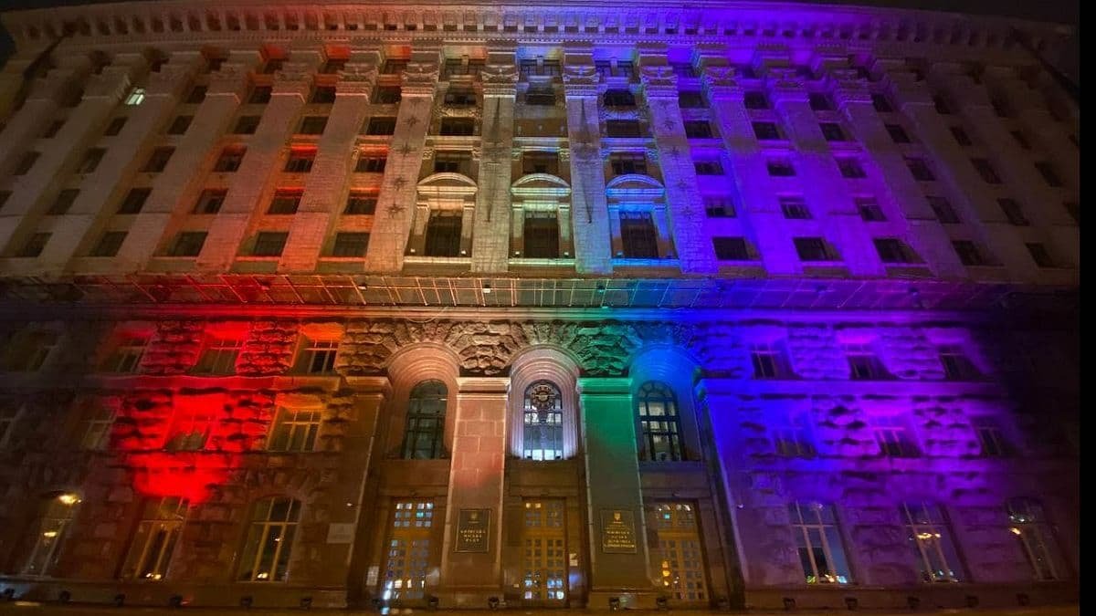 Мэрию Киева подсветили цветами ЛГБТ