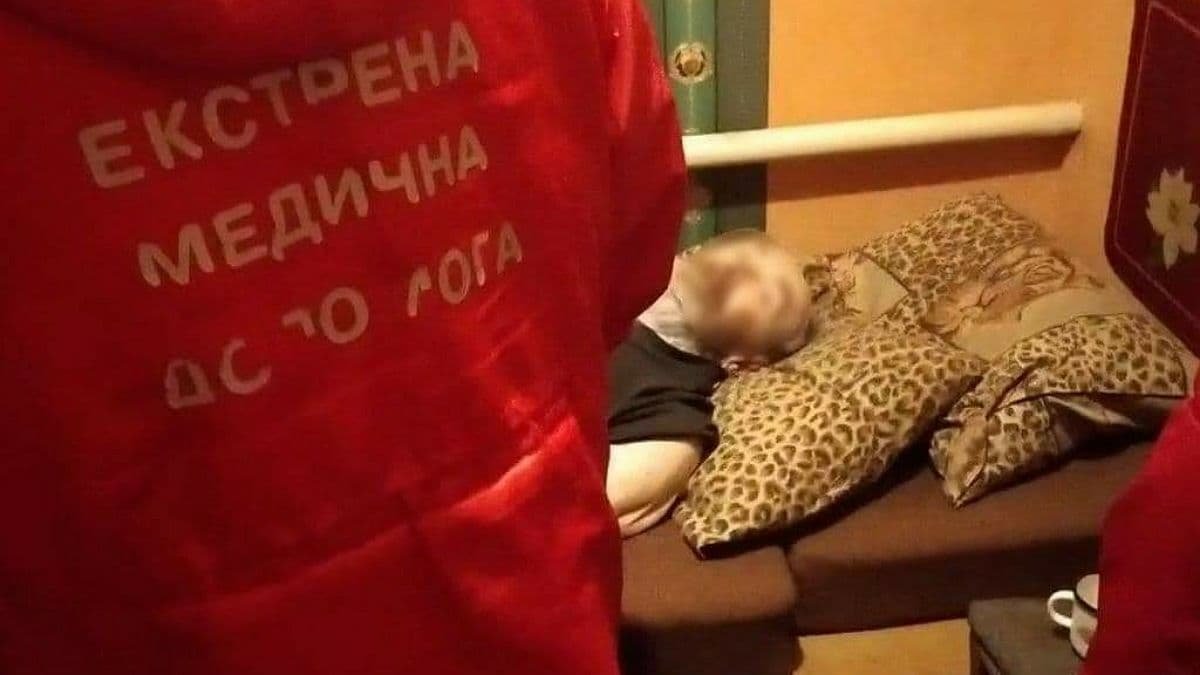 В селе под Киевом пожилой мужчина упал в доме и не мог встать. Он пролежал на полу три дня