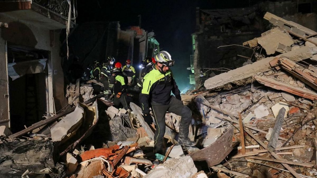 На Сицилии из-за взрыва газа рухнула многоэтажка. Есть погибшие, больше 10 людей пропали без вести