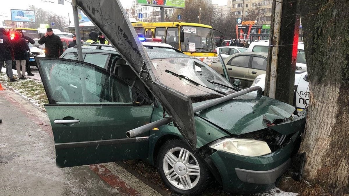 У Луцьку підліткок на Renault влаштував погоню з поліцією та в'їхав у натовп людей на переході: 5 людей у лікарні