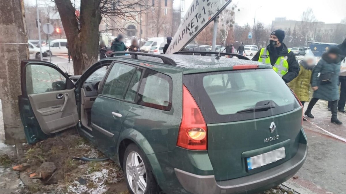В Луцке 16-летний парень на Renault влетел в толпу людей, которые переходили дорогу: появилось видео момента