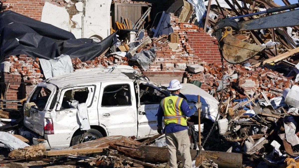 В США от смертоносного торнадо погибли 74 человека. Ещё десятки пострадавших находятся под завалами