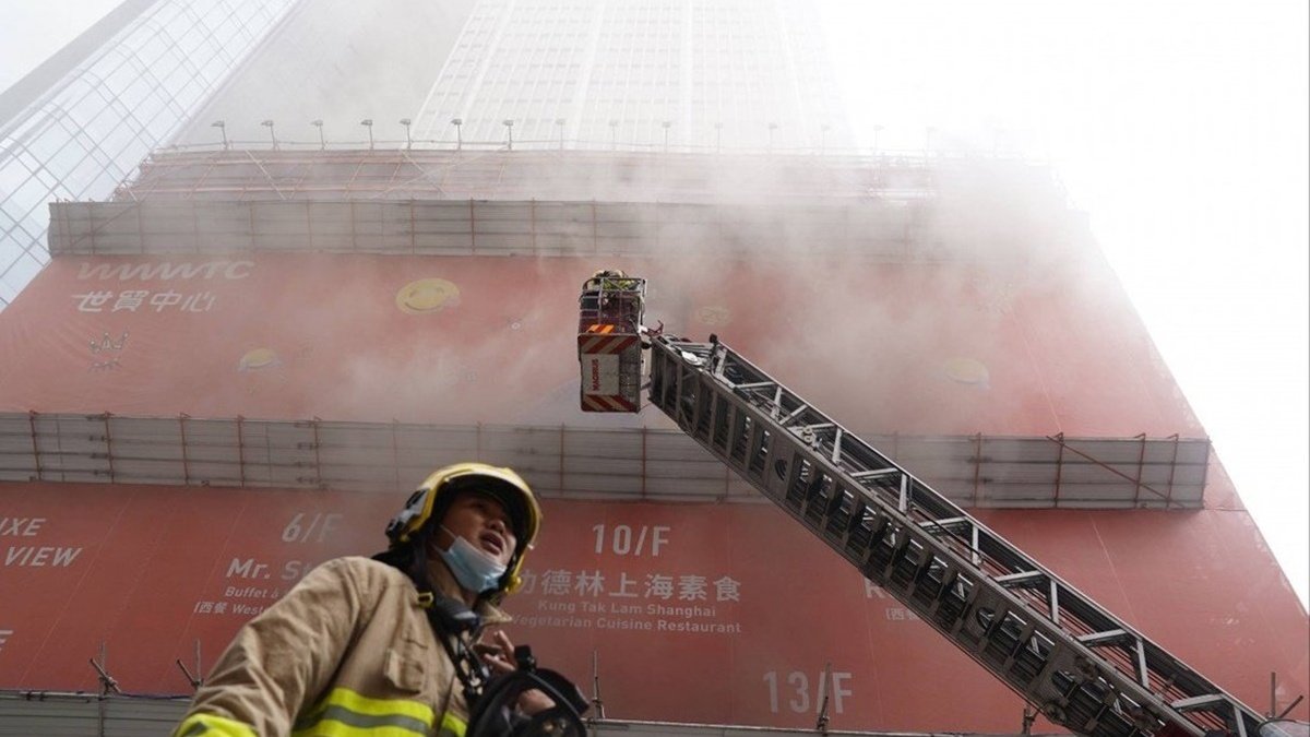 Пожар в торговом центре в Гонконге: огонь «отрезал» сотням людей выход на улицу