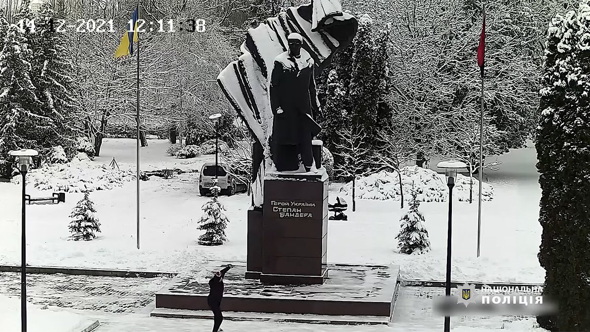 В Тернополе парень забросал памятник Степану Бандере красной краской: видео с камер наблюдения