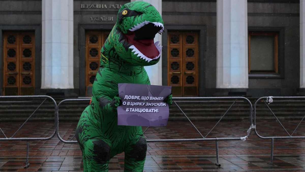 В Киеве под Верховной Радой митинговал динозавр: что он хотел