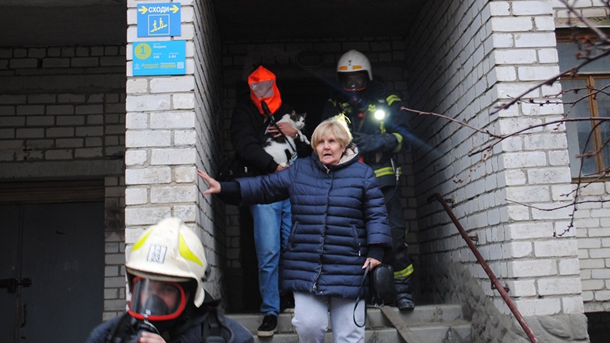 Пожежа у багатоповерхівці у Миколаєві: рятувальники дали мешканцям свої маски, щоби вивести їх на повітря