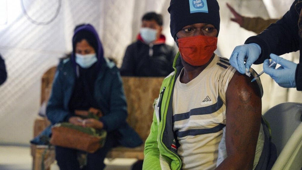 В ООН закликали забезпечити мігрантів COVID-вакцинами через штам "Омікрон"