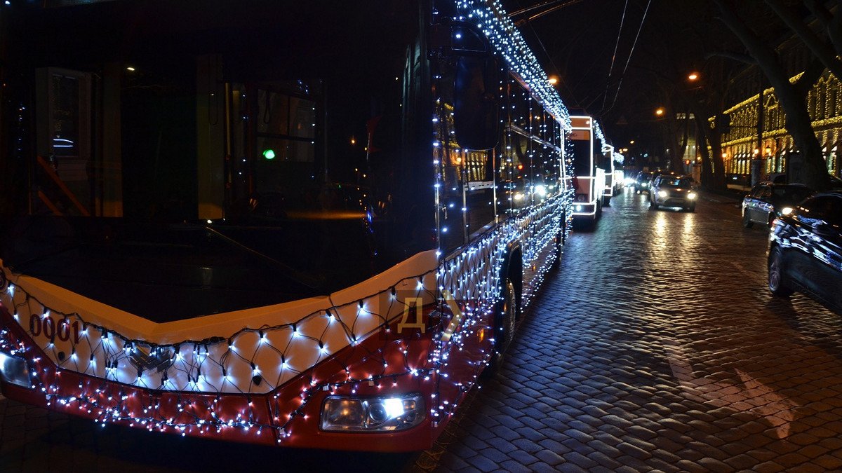 В гирляндах, снежинках, оленятах и звёздочках: в Одессе прошёл новогодний парад троллейбусов