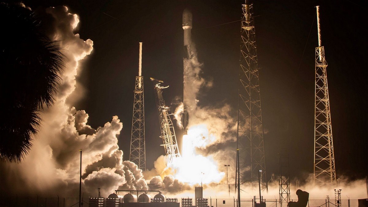 SpaceX провела два запуска ракет за 15 часов: в космос отправили аппарат Turksat 5B и партию спутников Starlink