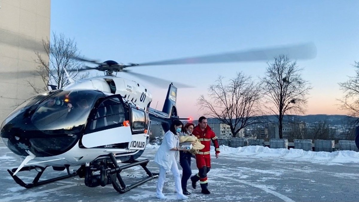 З Ужгорода до Львова вертольотом доставили найменшого пацієнта: у малюка критична вада серця