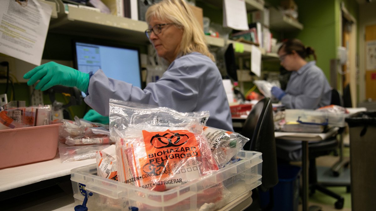 Штам коронавірусу "Омікрон" виявили у більш ніж 100 країнах світу