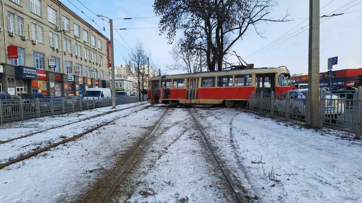 В Харькове трамвай сошёл с рельсов и врезался в забор: есть пострадавшие