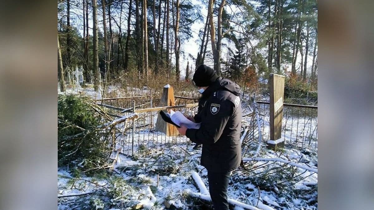 В Черниговской области мужчина разгромил 15 могил на кладбище