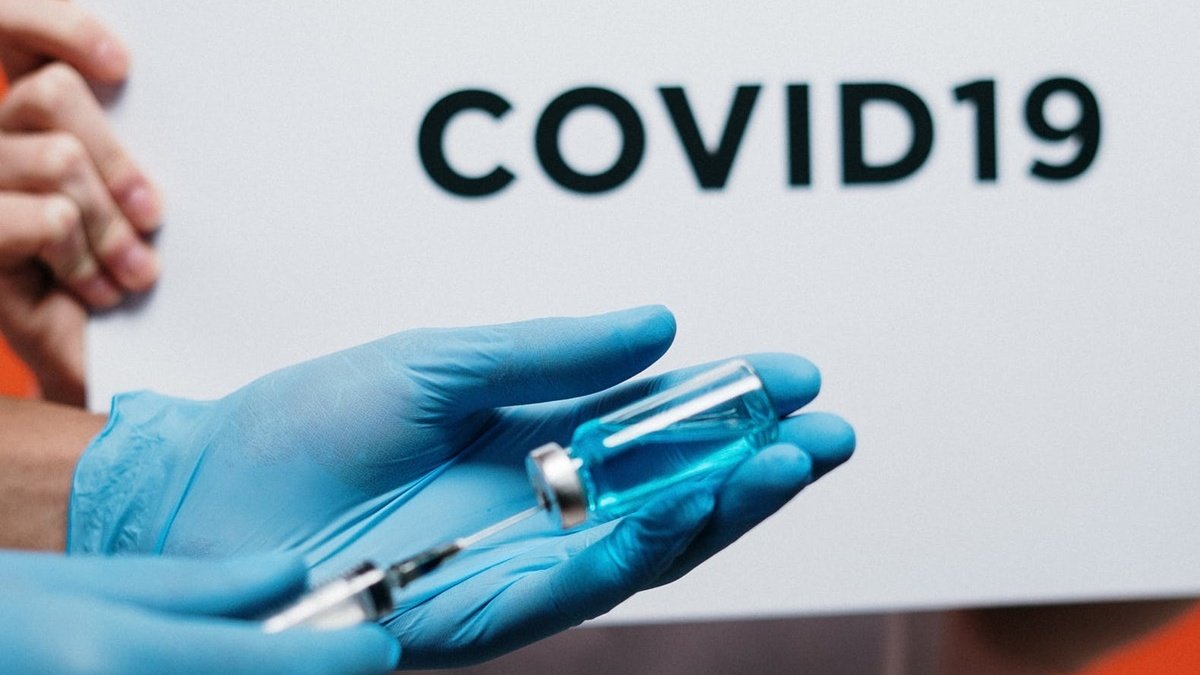 В Украине будут вводить третью дозу вакцины против COVID-19: когда и кому
