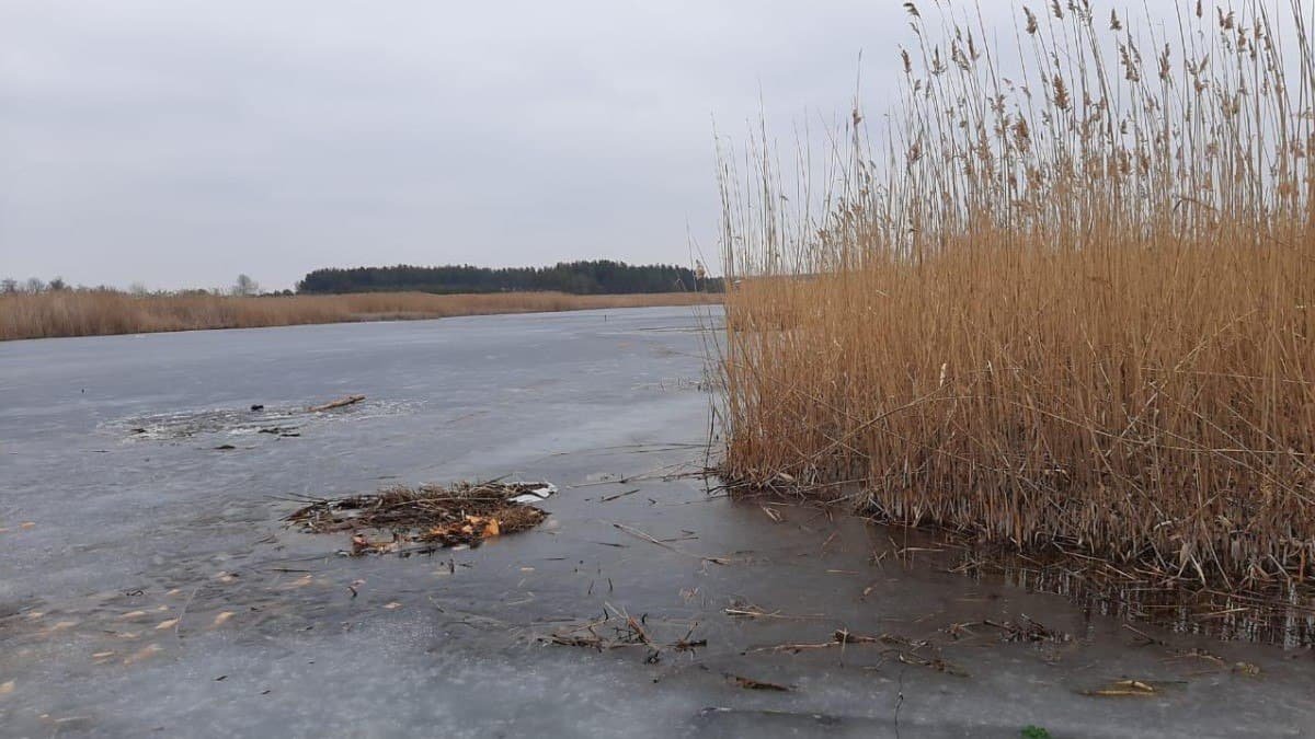 В Харьковской области во время рыбалки мужчина провалился под лёд и утонул