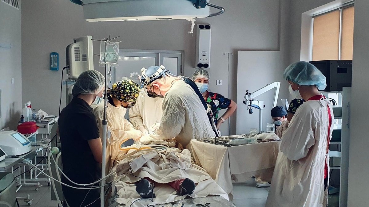 Во Львове врачи спасли 11-летнюю девочку, у которой перестал открываться рот