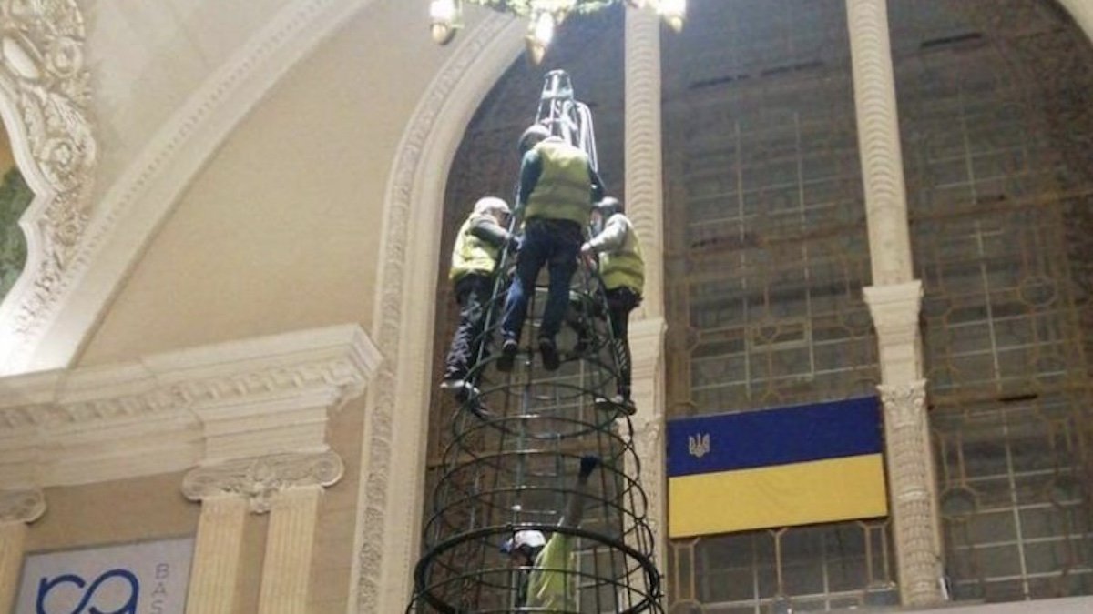 В Киеве прокуратура не смогла найти ёлку на вокзале и открыла уголовное дело: ответ Укрзалізниці