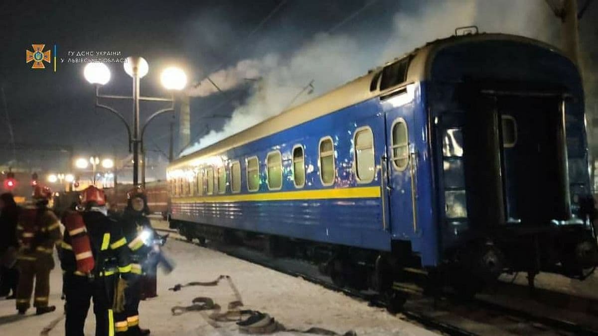 На вокзалі у Львові спалахнув потяг