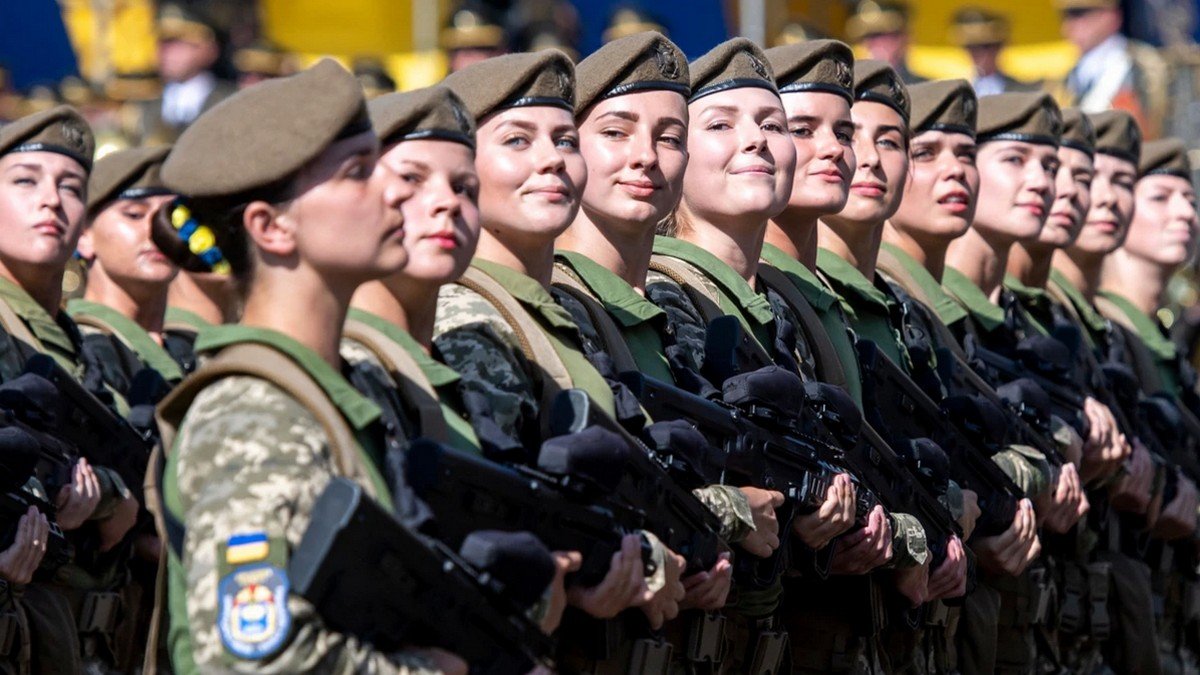 Зеленского просят отменить воинский учёт для женщин: петиция набрала 25 тысяч голосов