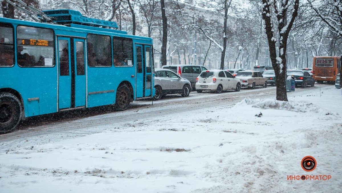 Засыпанные дороги и парализованный транспорт: города Украины накрыл снегопад