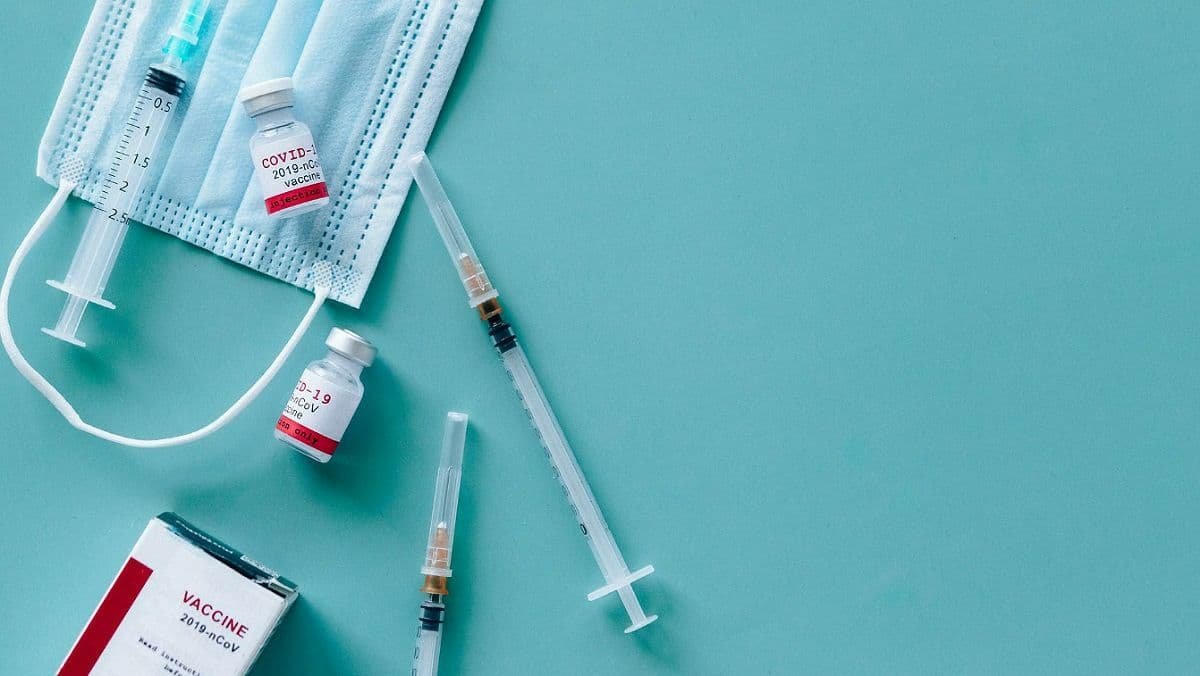 В 2022 году для защиты от COVID-19 понадобится три дозы прививки