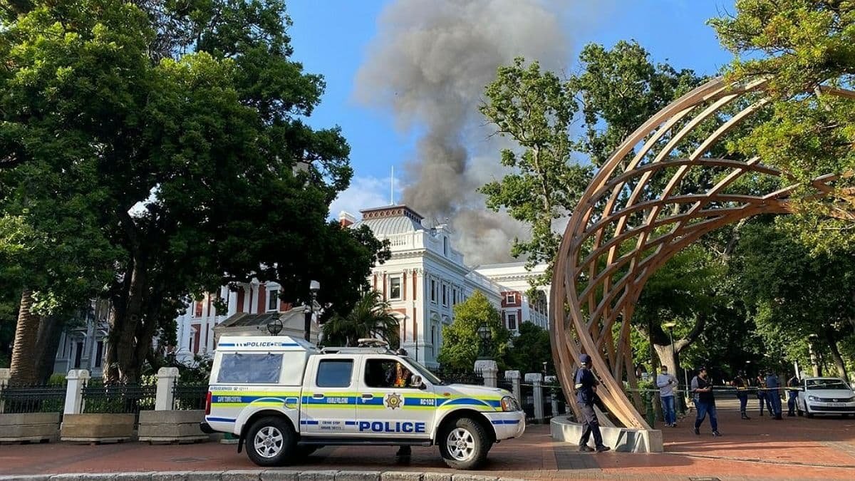 В столице ЮАР горит здание парламента