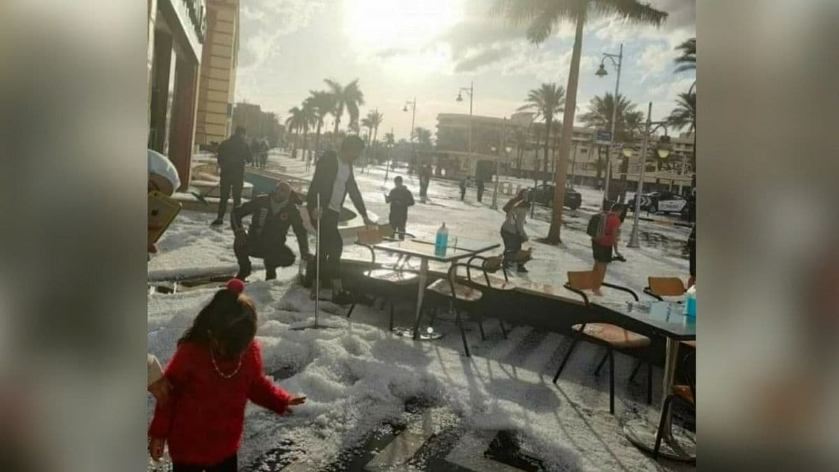 В Египте популярный курортный город засыпало снегом