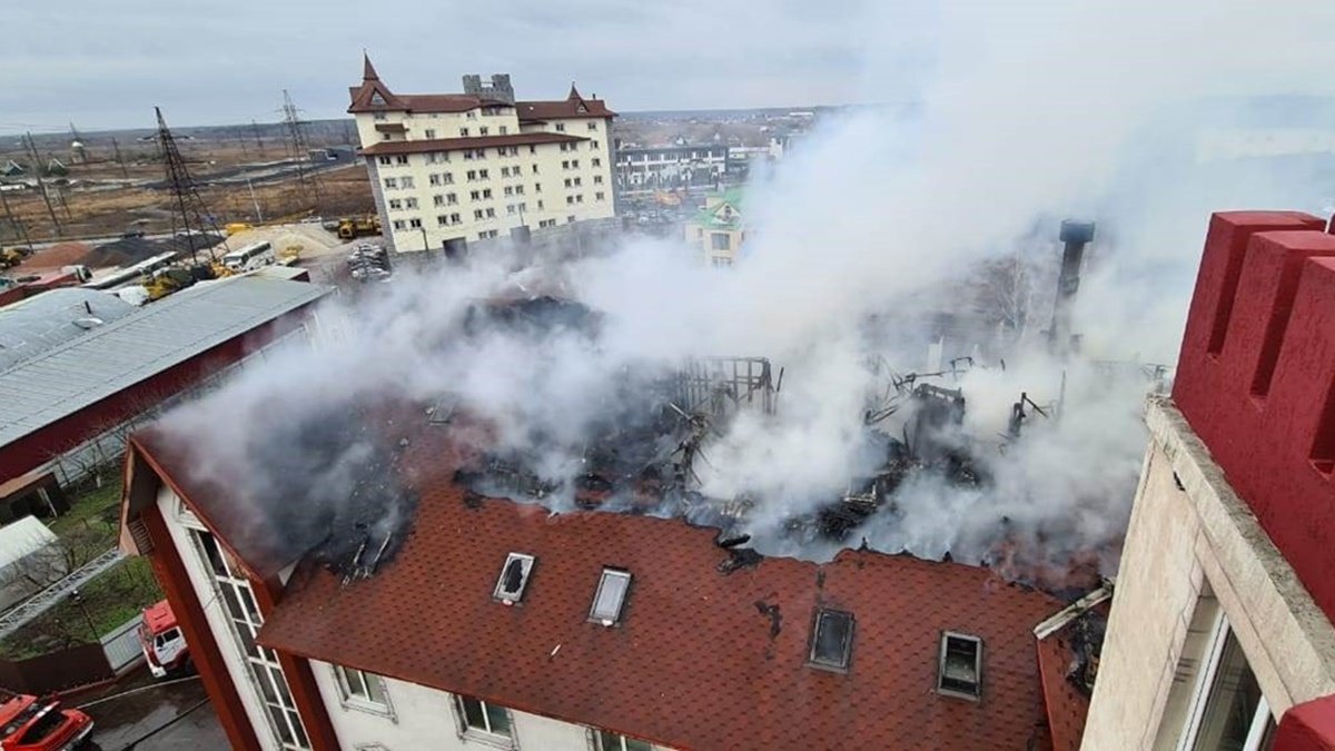 Под Киевом горит пятиэтажный отель: людей эвакуируют