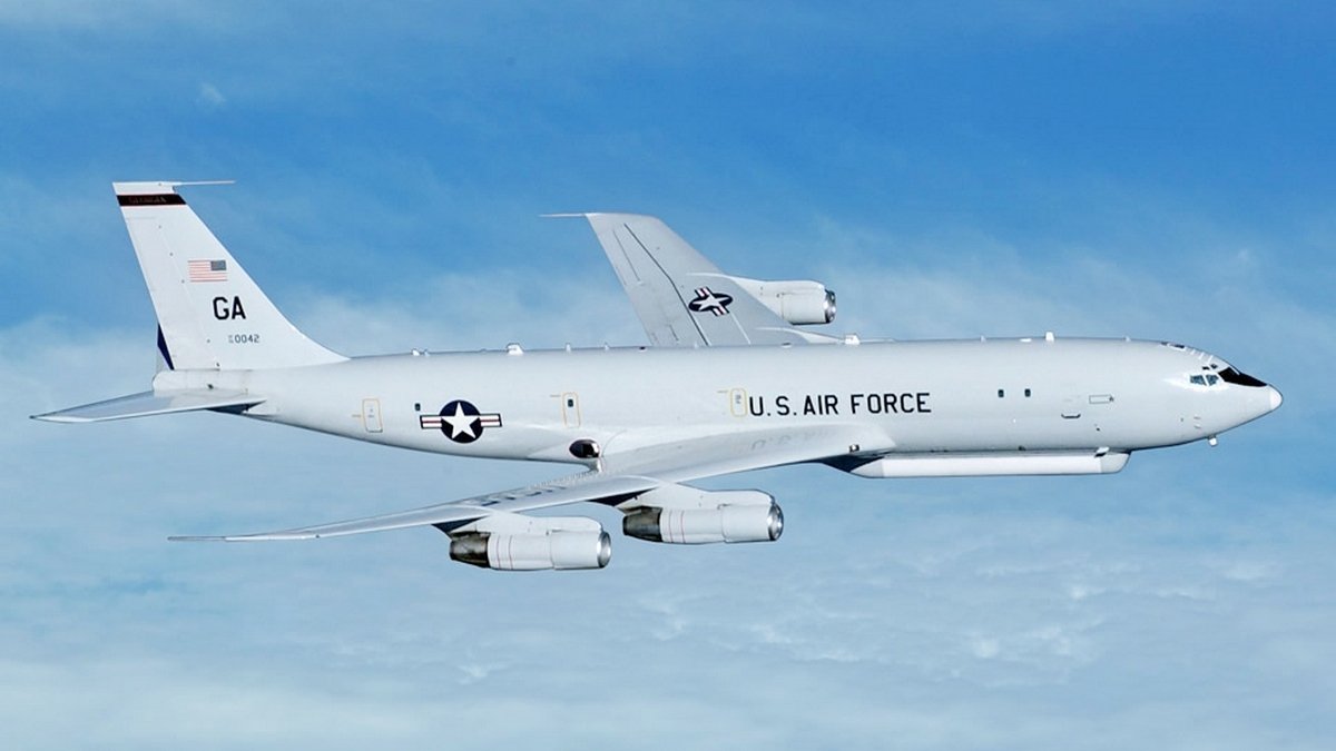 Над Чёрным морем кружится самолёт боевого управления ВВС США