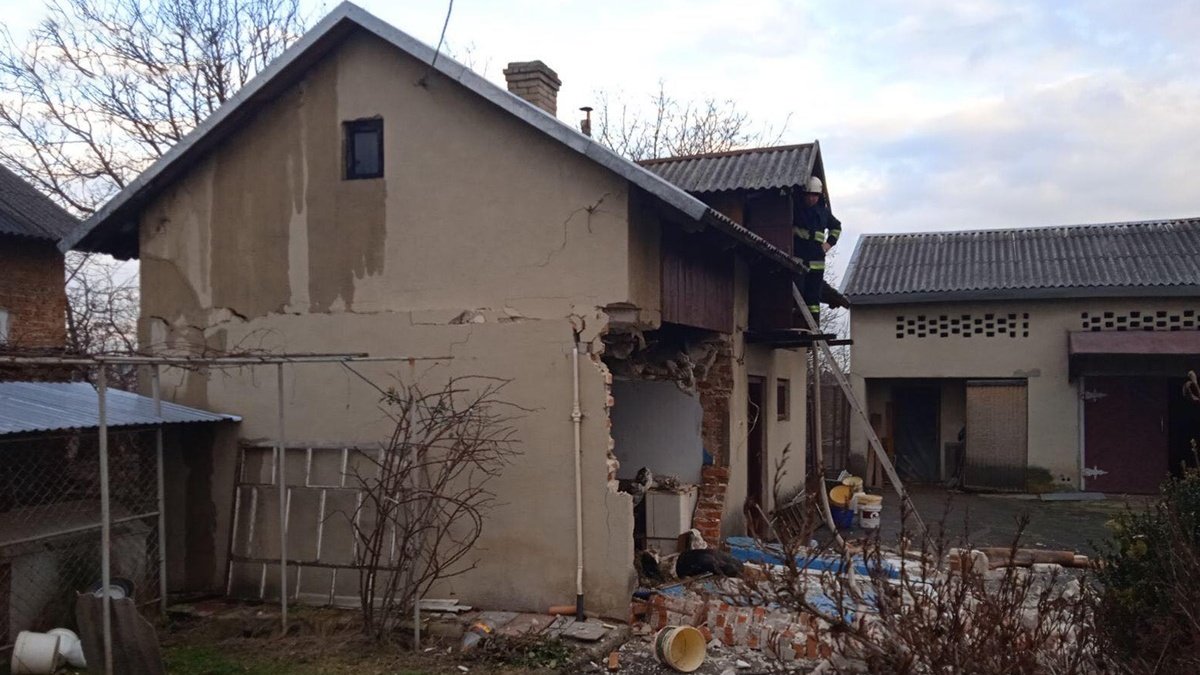 Взрыв в частном доме во Львовской области: женщину с ожогами забрала скорая