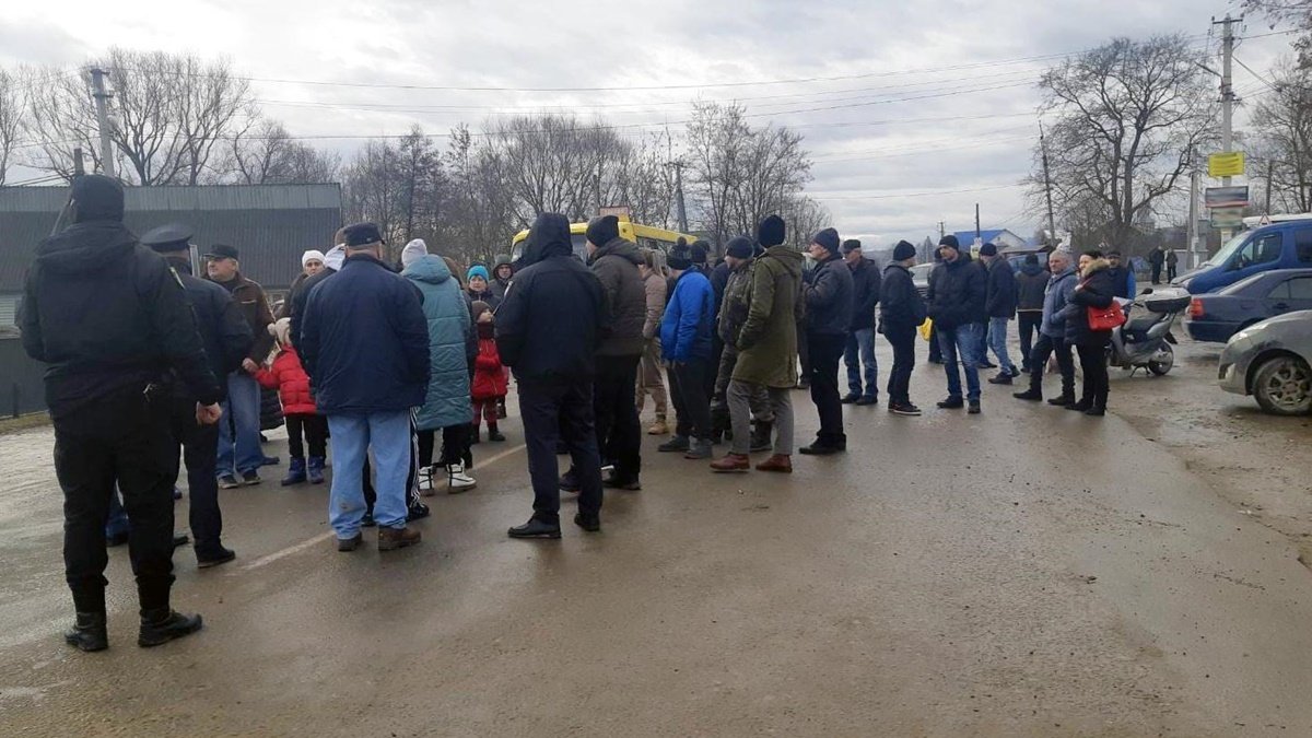 В Черновицкой области десятки людей перекрыли дорогу: в чём причина