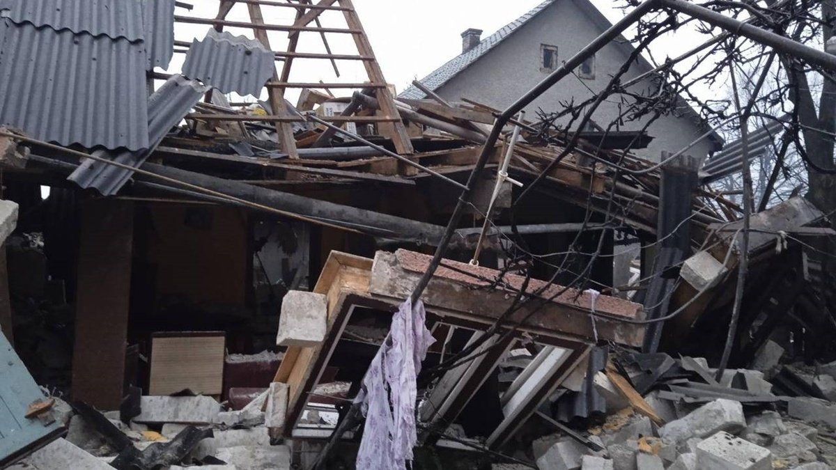 Взрыв в частном доме в Закарпатской области: двух человек забрала скорая