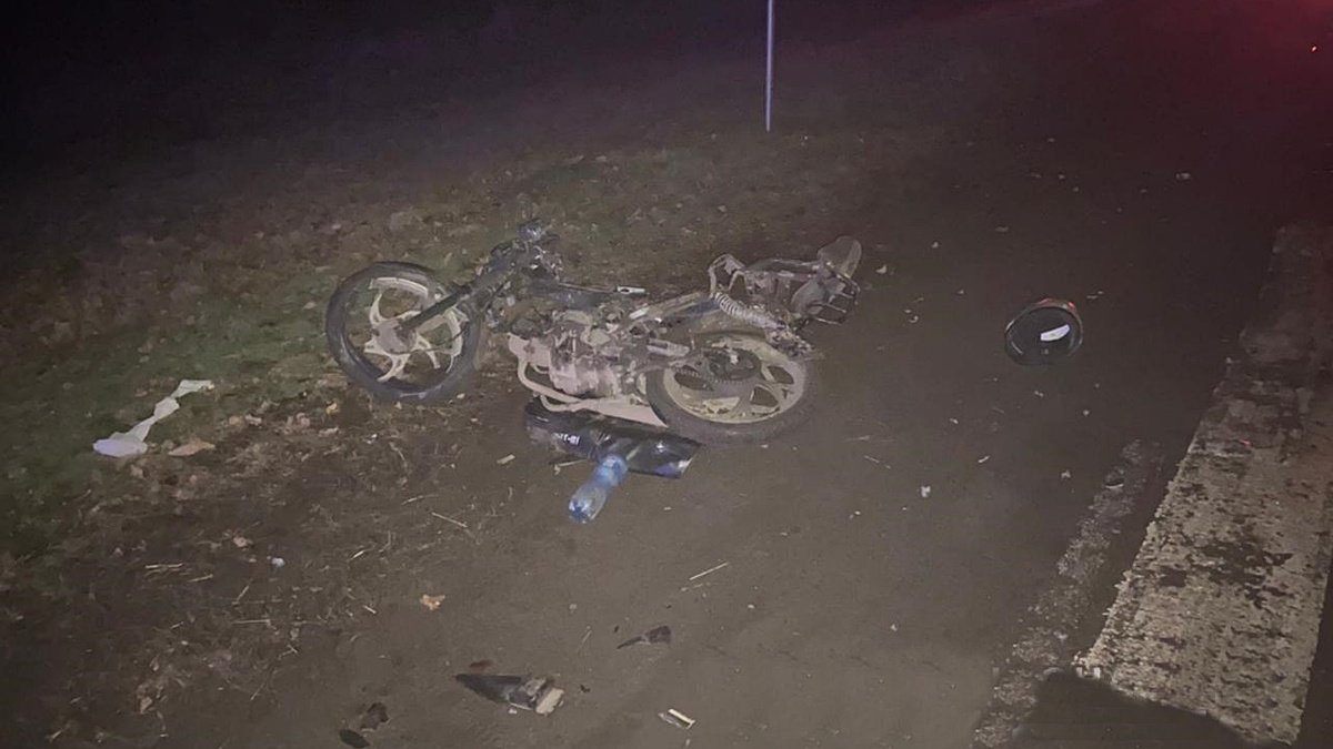 Под Киевом мужчина на Dodge сбил мотоцикл Mustang: пассажир умер в скорой, второй пострадавший в больнице