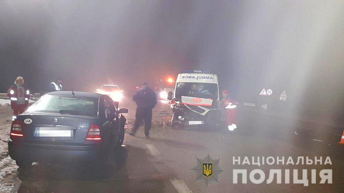 На трассе под Харьковом Skoda влетела в машину скорой помощи: один человек погиб, медсестру забрали в больницу