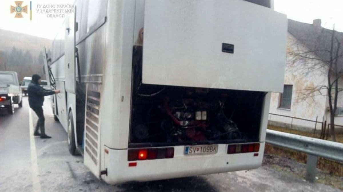 У Закарпатській області під час руху спалахнув автобус із 50 туристами