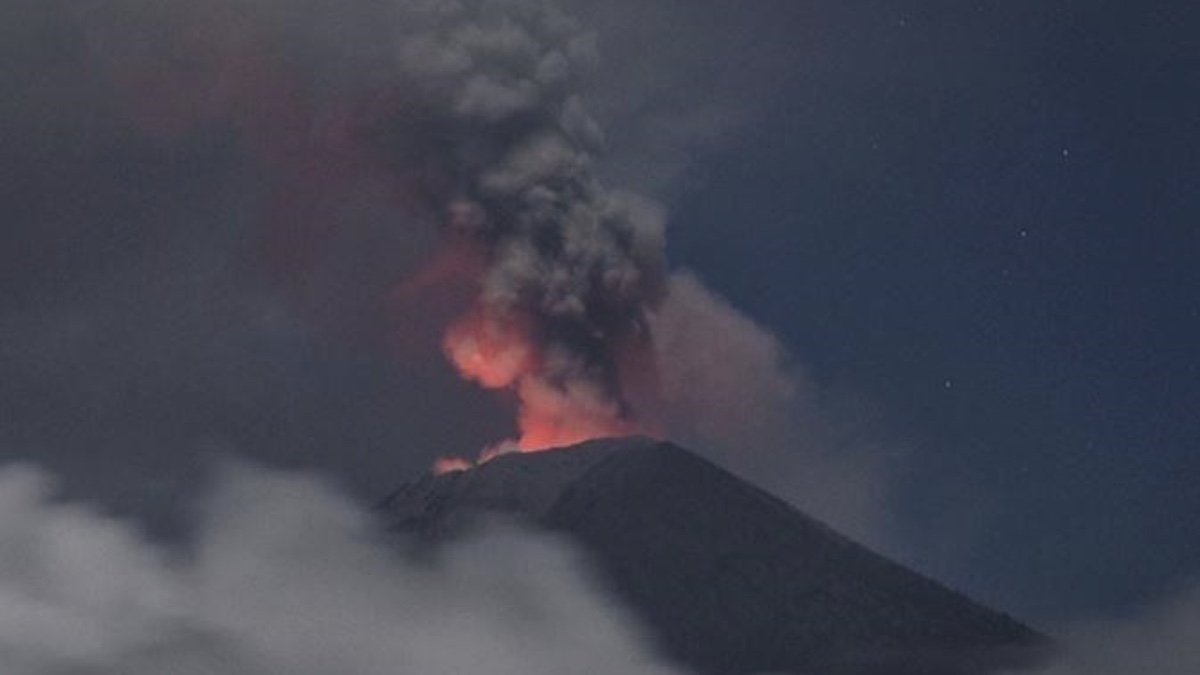 Один из самых больших в мире: в Африке вулкан начал извергать тучи дыма и вулканический пепел