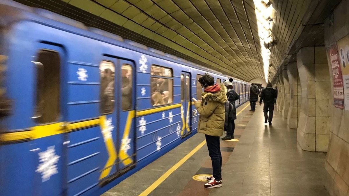 У Києві сьогодні можуть закрити п'ять станцій метро: які та чому