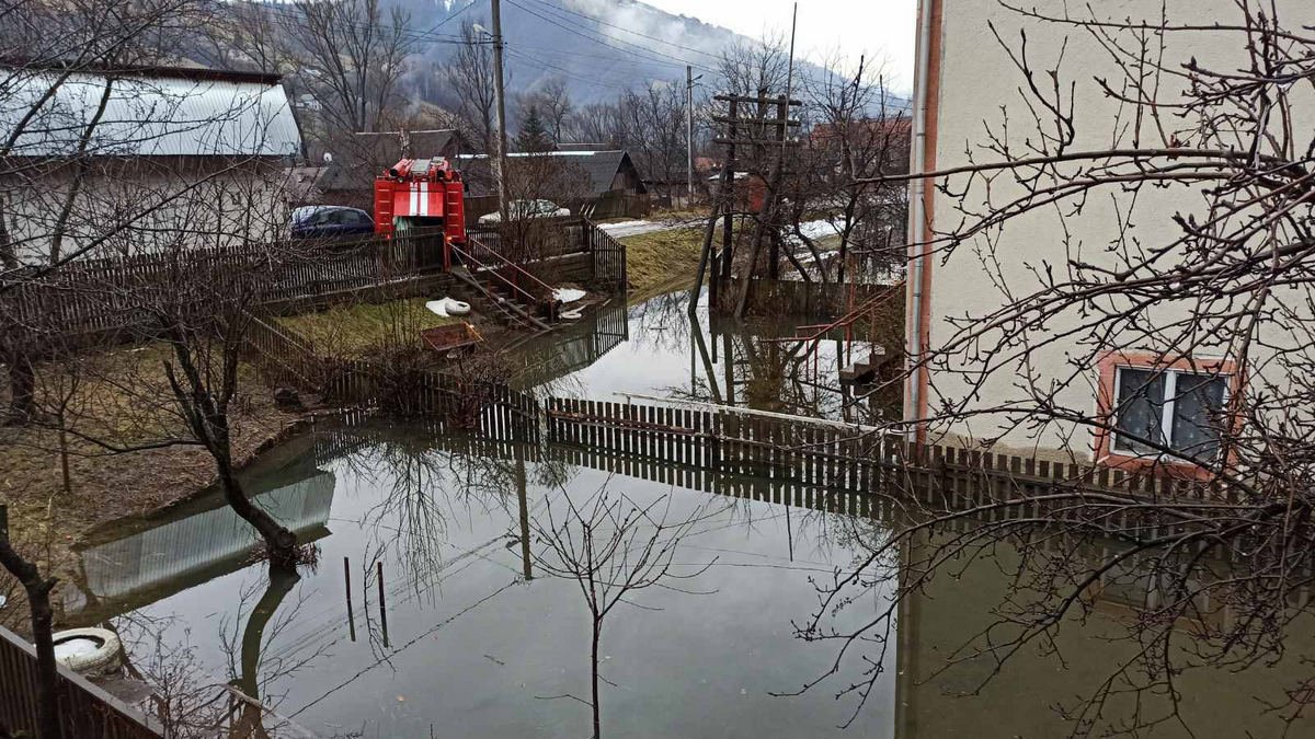 На Закарпатье из-за паводков подтоплены и обесточены сотни домов. Поиски 15-летнего парня, пропавшего без вести, продолжаются