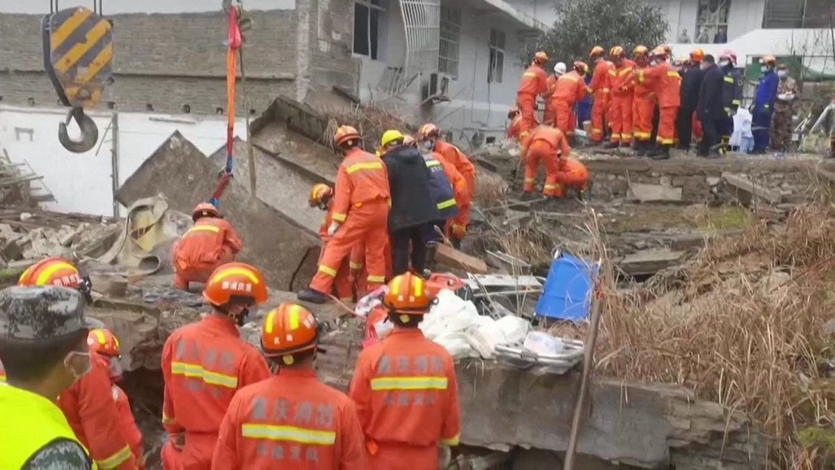 В Китае из-за взрыва в столовой более 20 человек оказались в ловушке: есть погибшие