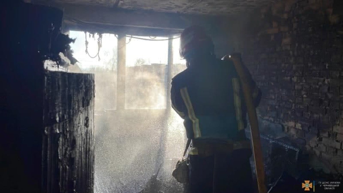 В Черновцах загорелась пятиэтажка: мужчина получил ожоги, эвакуировали 12 жильцов