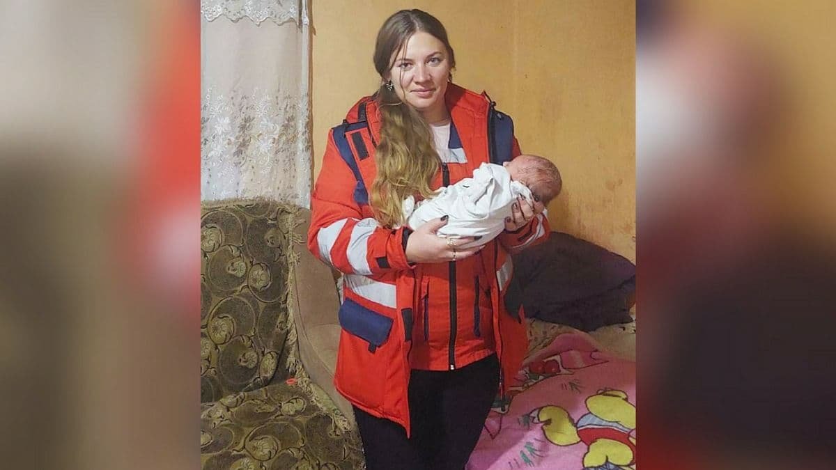 В Закарпатской области женщина вызвала медиков из-за найденного младенца на мусорке: оказалось, что это её внучка