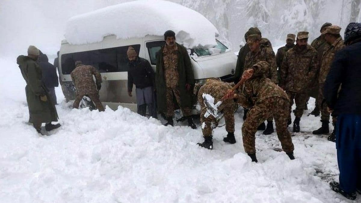 В Пакистане во время снегопадов около 1000 машин оказались под сугробами: погибли более 20 человек