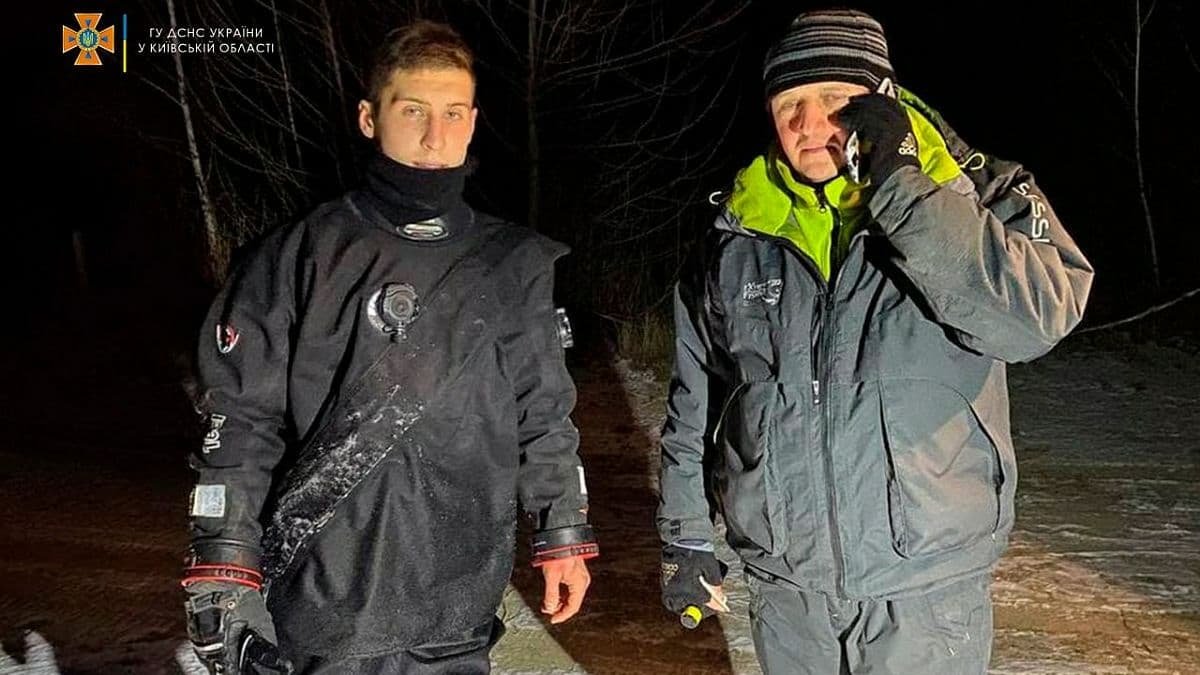 В Киевской области рыбак застрял на льду, его доставали спасатели