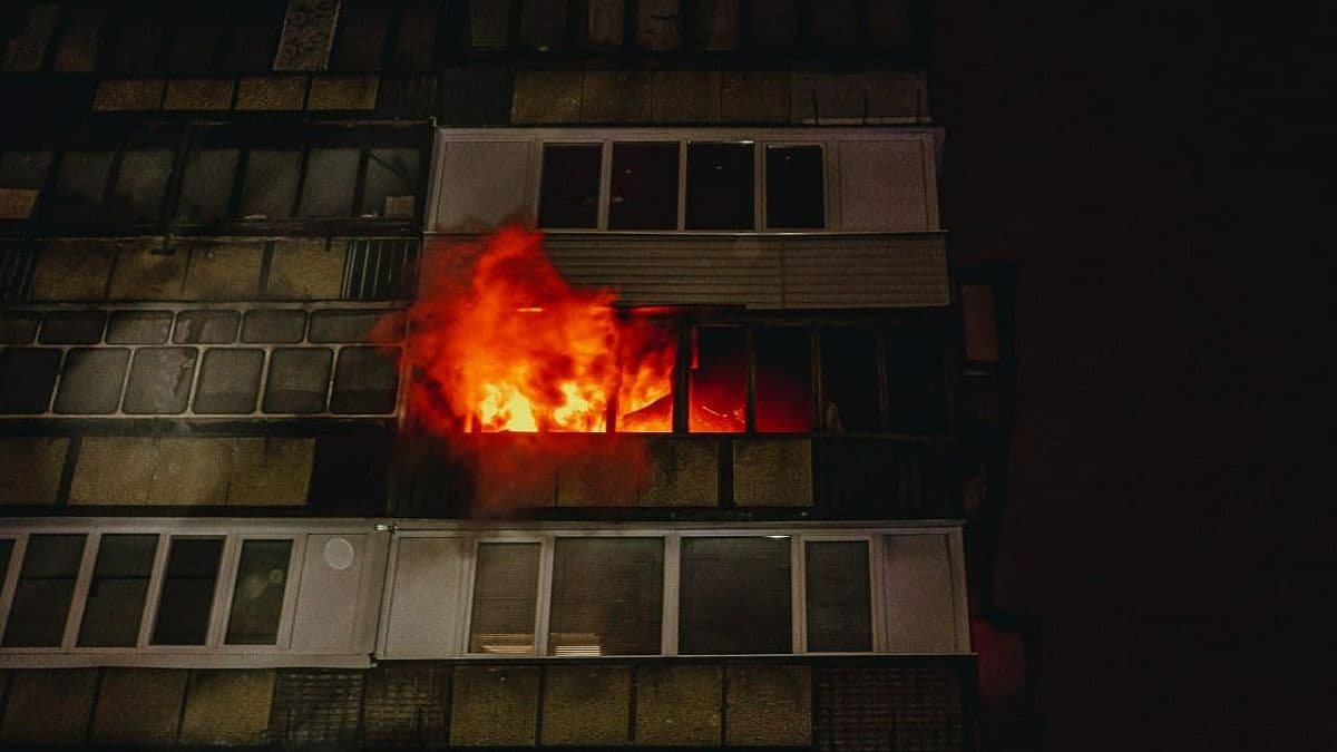 В Киеве мужчина выпал из горящей квартиры и погиб