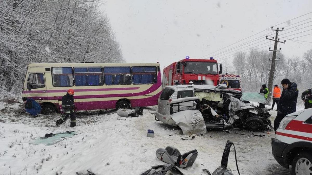 Серьёзная авария с рейсовым автобусом на трассе во Львовской области: что с пострадавшими, подробности и фото с места