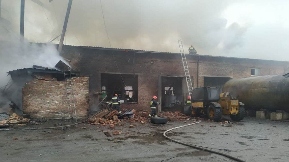 Взрыв на мебельной фабрике в Черниговской области: спасатели борются с огнём больше часа