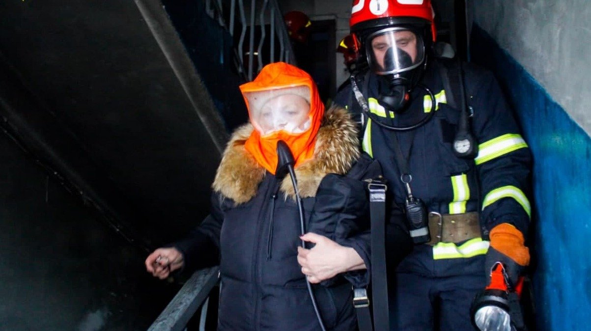 У Львові загорілася квартира Трьох людей врятували з вогняної пастки